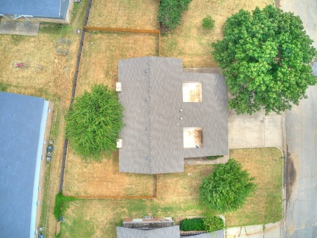 Building Photo - Just remodeled Duplex Home