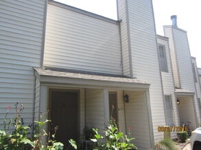 Building Photo - 631 Cedarwood Dr