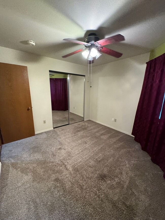Building Photo - 2 bed/ 1 bath condo in UMED