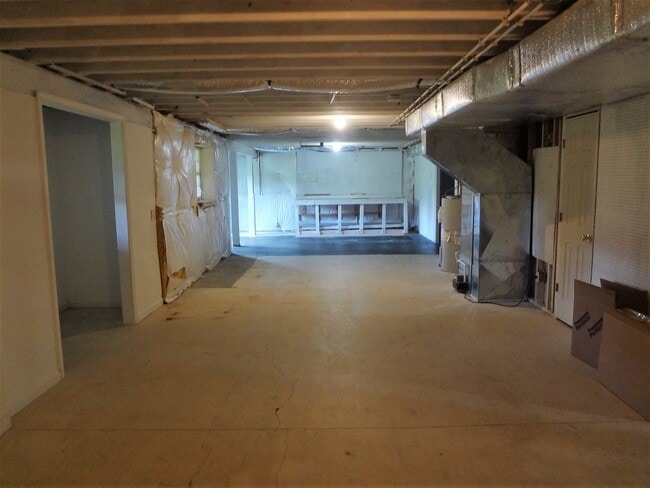 Building Photo - Spacious Detached Home in Great Location a...