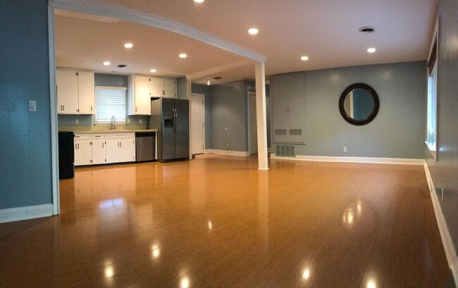 Building Photo - ** 3 Bed 2 Bath located behind Faulkner ** Call the self showing number to schedule a tour 334-36...