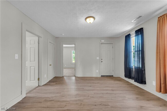 Building Photo - 3187 W 44th St