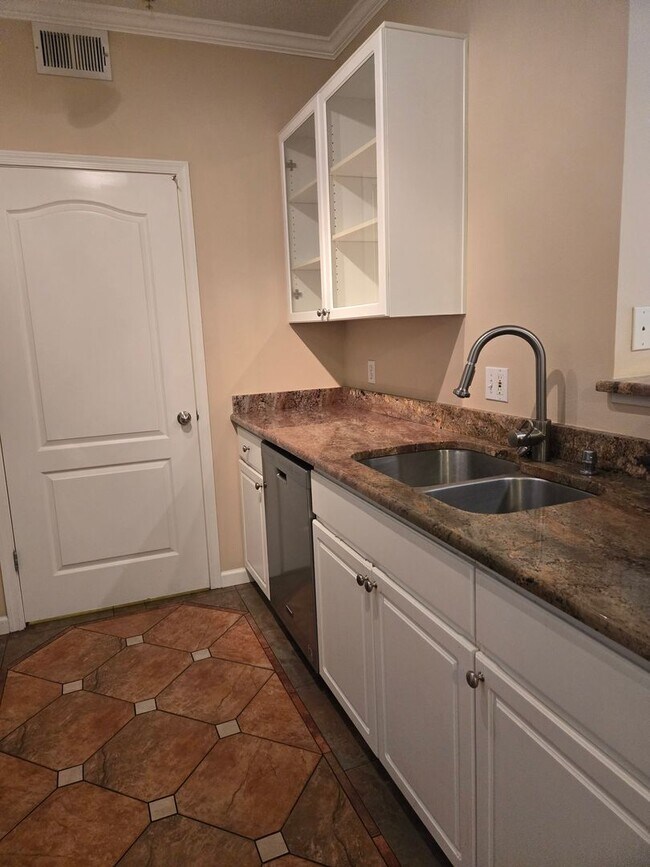 Building Photo - Charming 1-Bedroom 1-Bath Condo in Biltmore Area
