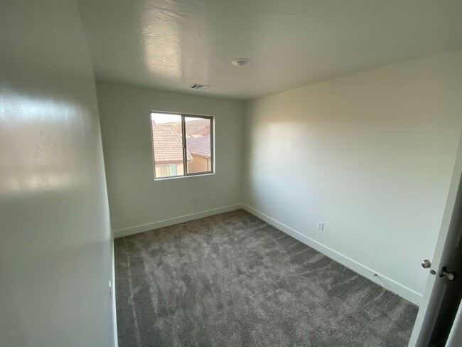 Building Photo - Modern Comfort Awaits – 4 Bed, 2.5 Bath To...