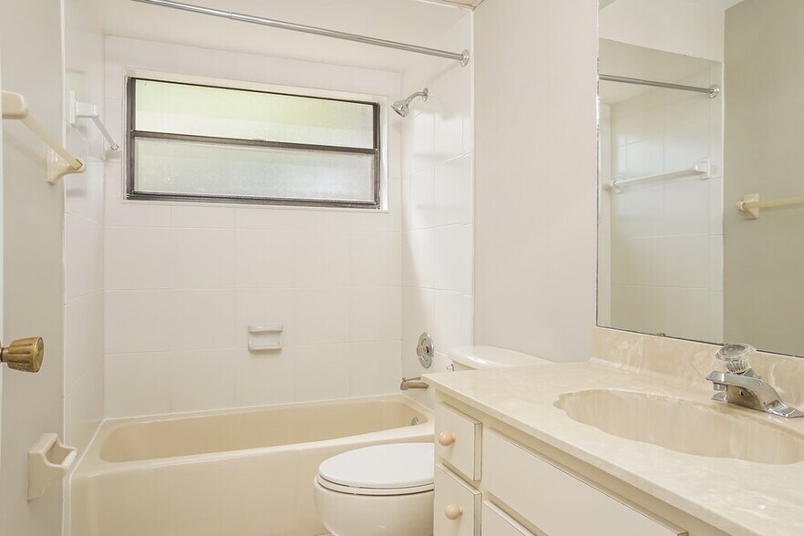 Building Photo - 2479 Wood Oak Dr