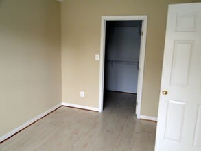 Building Photo - 2 bedroom Town Home 1.5 bath