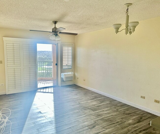Building Photo - 2 bedroom 2 bath unit in highly desirable ...