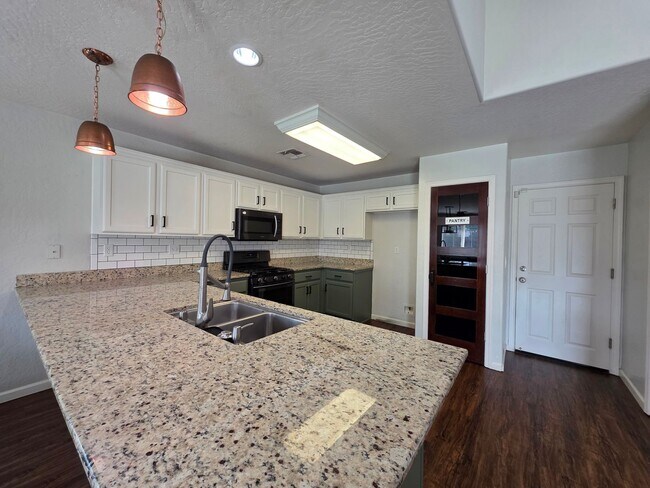 Building Photo - *** MOVE IN SPECIAL - $500.00 OFF FIRST MONTHS RENT***