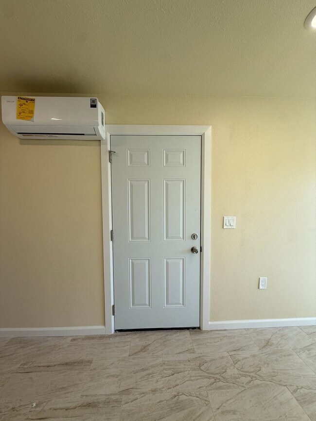 Building Photo - R71300