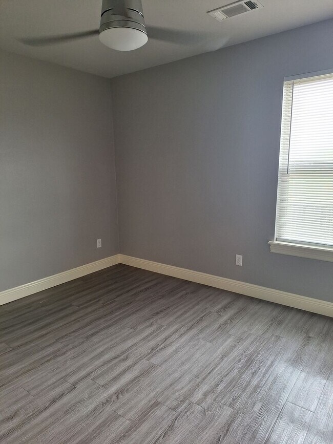 Building Photo - 3 bedroom Duplex