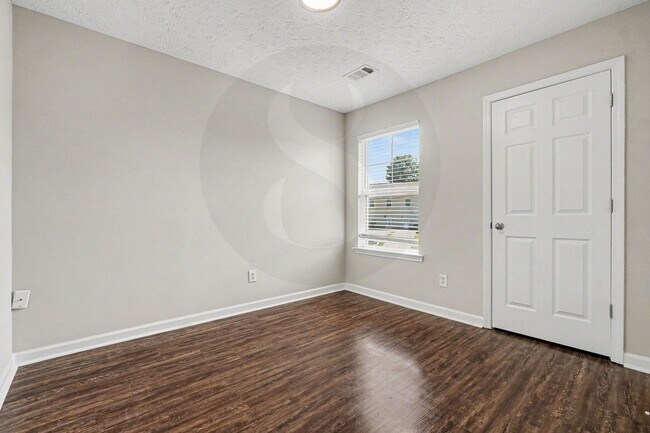 Building Photo - Must See 3BR/2.5BA Home in East Point!