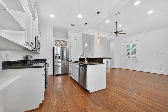 Building Photo - 1042 W 25th St