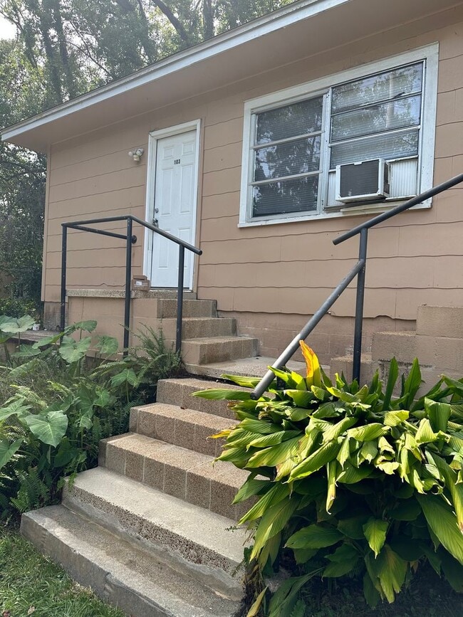 Building Photo - DOWNTOWN 1BR /1BA