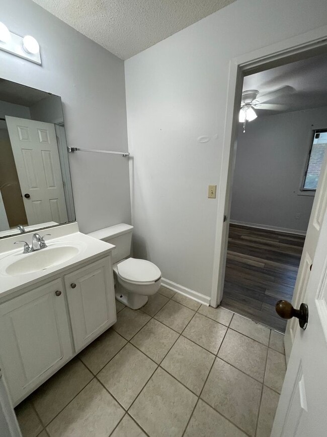 Building Photo - Updated, polished 2br END UNIT in Mill Cre...