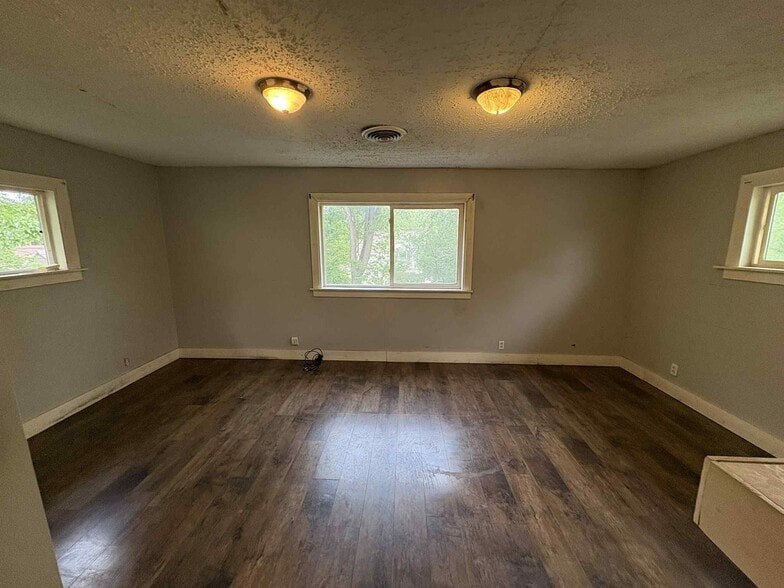 Building Photo - 945 W 9th St