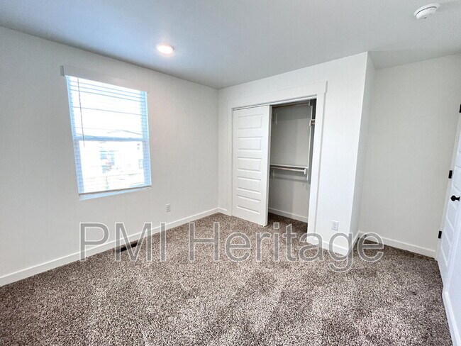 Building Photo - 841 Reading RR Ln