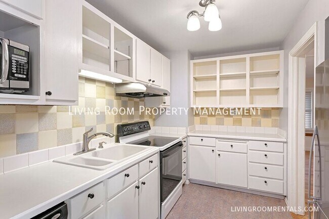 Building Photo - 3135 NE 86th Ave