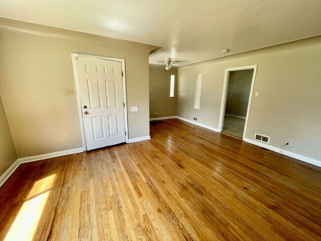 Building Photo - 3 Bed 1 Bath Ranch in North Park Hill! (Available Immediately)