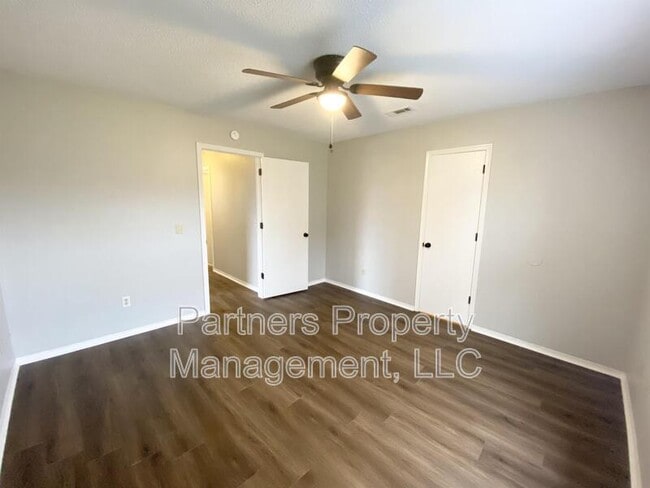 Building Photo - 5705 Sara St