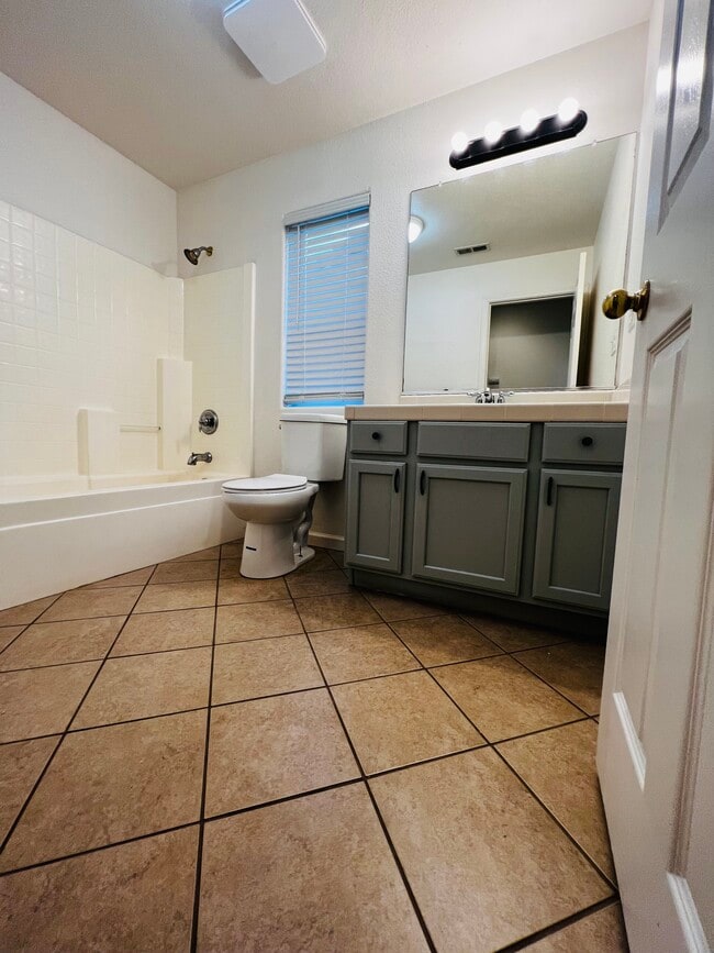 Building Photo - 1830 W Berkshire Ln