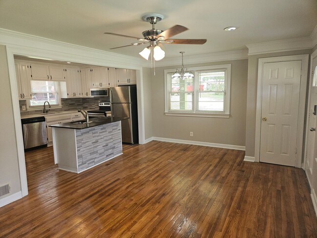 Building Photo - Renovated Marietta Brick Bungalow for Lease
