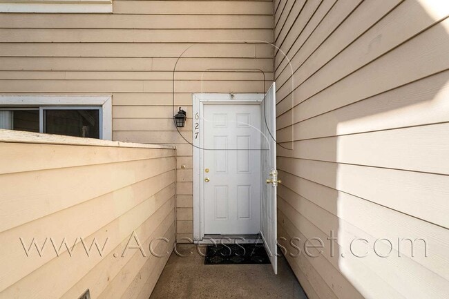 Building Photo - Spacious 2 Bed/2 Bath Home with Private Pa...