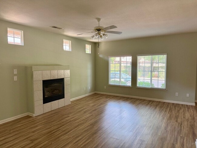 Building Photo - 3 Bedroom 2 Bath home with covered patio