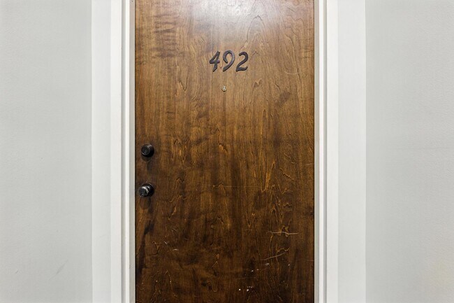 Building Photo - North Thomas 472-492