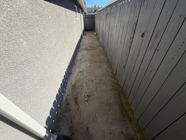 Building Photo - 1631 Frisbie Ct