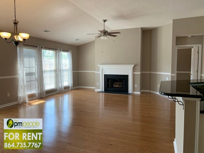 Building Photo - Comfortable 3/2 with Large Bonus Room in M...