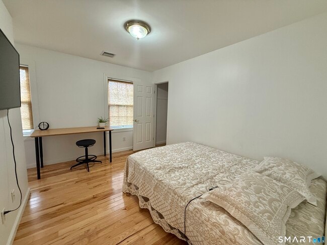 Building Photo - 70 Renwick Pl