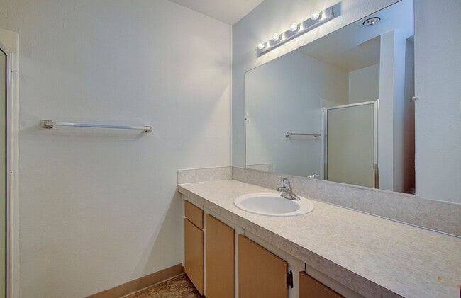 Building Photo - WELL MAINTAINED 2 BR, 2 BA TOWNHOME BY VAN MALL AREA!