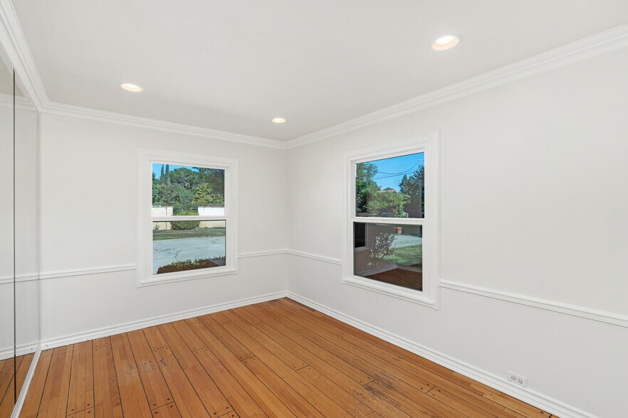 Building Photo - 8757 Encino Ave