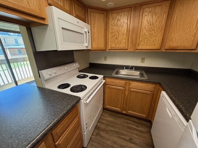 Building Photo - 3-bedroom, 1.5-bathroom townhome close to ...
