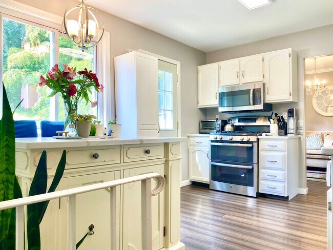 Building Photo - Amazing 4 Bedroom 2 Bathroom! Large Lot!  ...