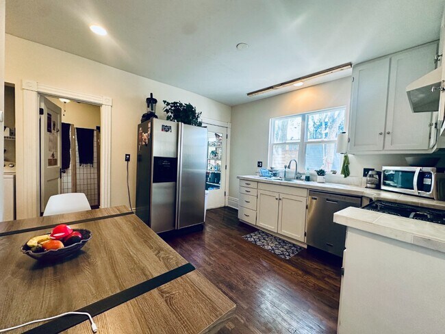 Building Photo - Charming 3 bedroom Victorian home!
