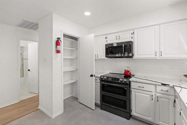 Building Photo - 2019 Wilcrest Dr