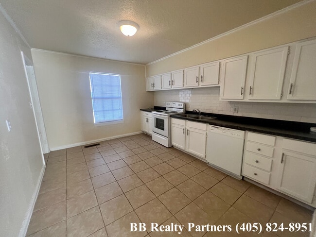 Building Photo - 6721 E 5th St