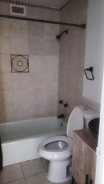 Building Photo - 6171 N Sheridan Rd