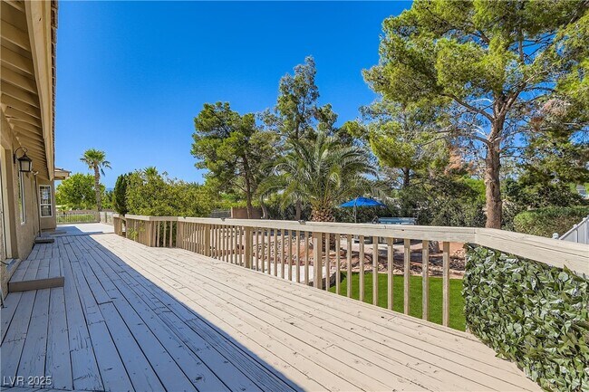 Building Photo - 6690 N Torrey Pines Dr