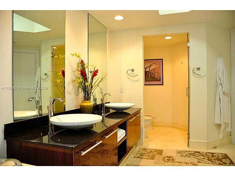 Building Photo - 2711 S Ocean Dr