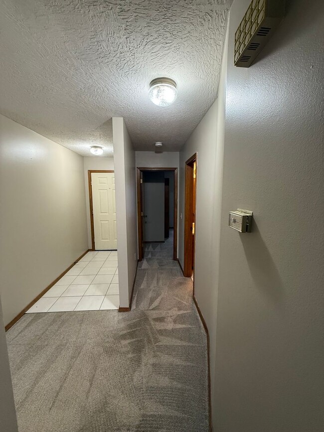Building Photo - 2 bed 2 bath duplex