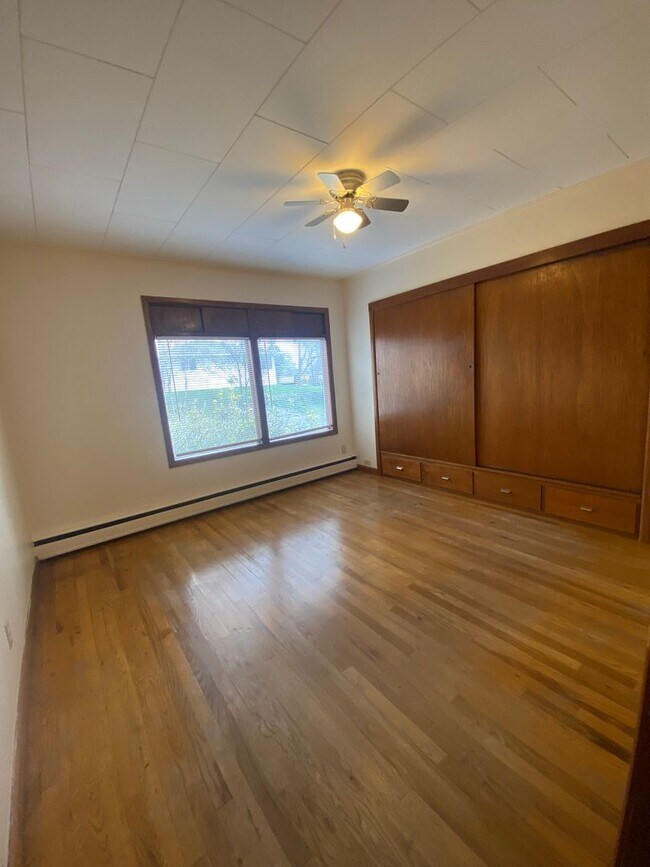 Building Photo - 2 bed 1 bath duplex. Less than 3 miles fro...