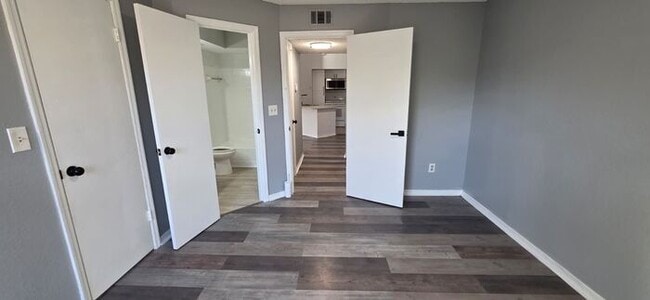 Building Photo - Beautiful 2-Bedroom Condo in Gated Venetia...