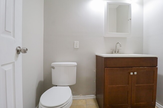 Building Photo - 4 Bedroom Home Available For Immediate Mov...