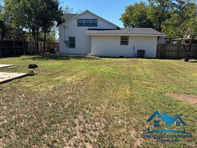 Building Photo - For Rent - 5 Bedroom/ 2 Bathroom in Santa Rita