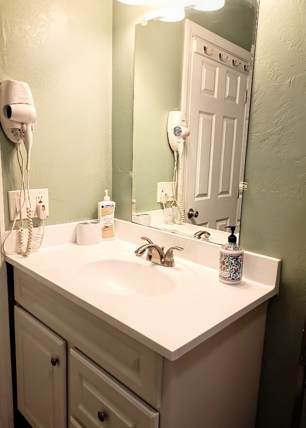 Building Photo - 1620-1624 York Dr