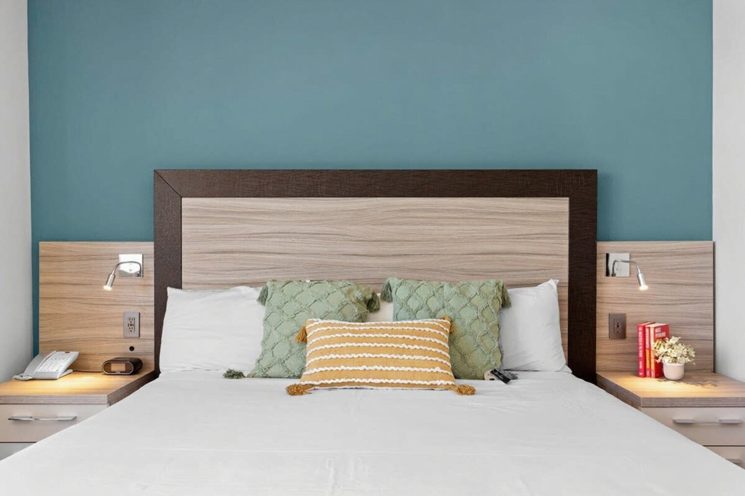 Building Photo - 18683 Collins Ave