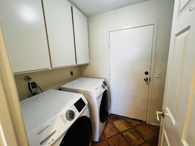 Building Photo - 3036 Avenida Christina