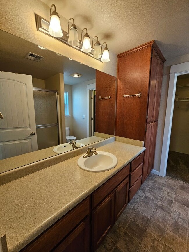 Building Photo - Beautiful Home near Schools and a Large Park!